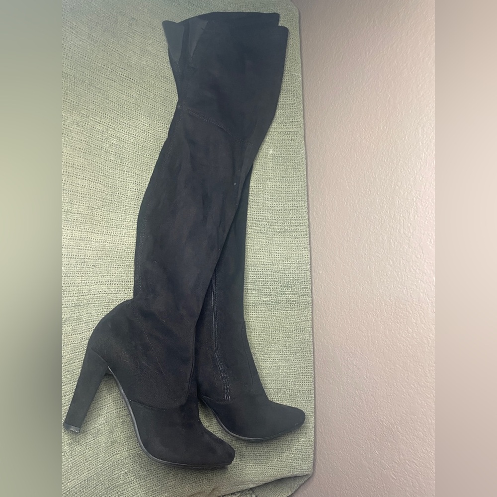 Shoe’N Tale - Elegant Black Knee-High Boots